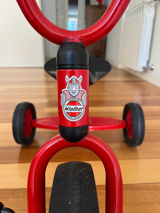 Triciclo Winther com pedais vermelho (2 - 5 anos)