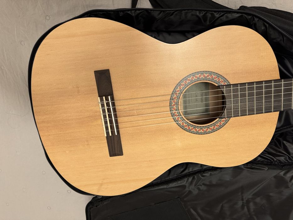 Гітара і кейс до неї