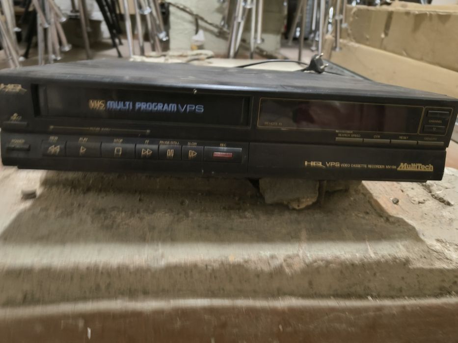 Odtwarzacz VHS Magnetowid firmy MultiTech