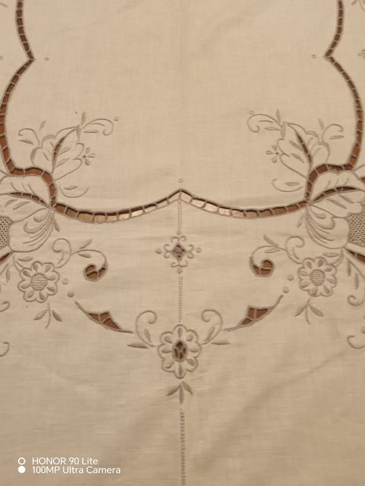 Toalha bordada à mão com 12 guardanapos