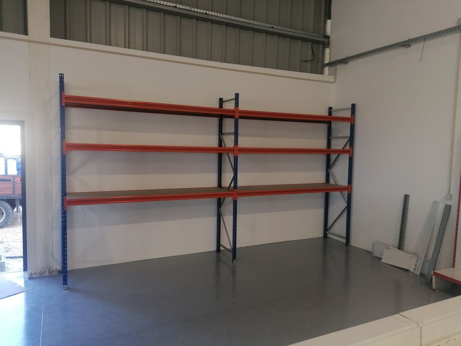 Racks, parteleiras industriais, estantes de armazém