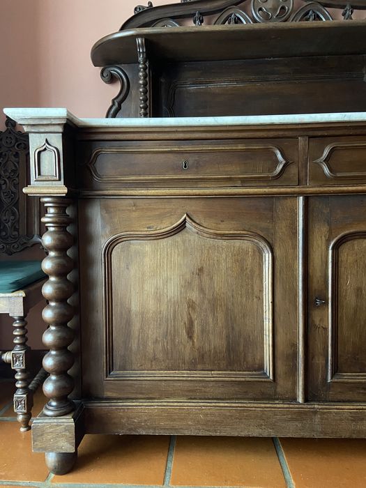 Dois louceiros antigos com pedra mármore