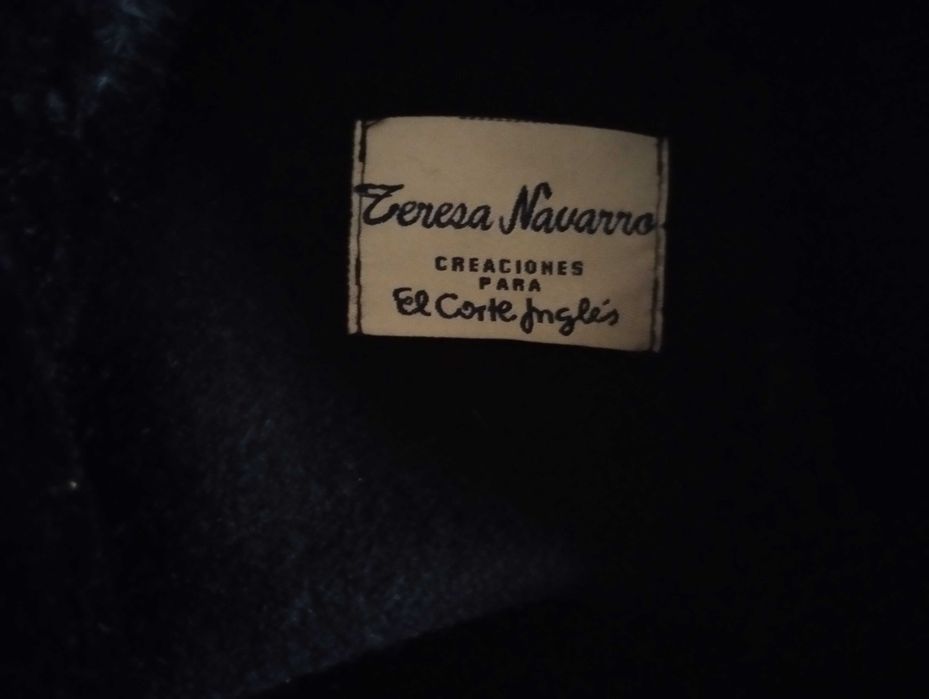 Capa preta com gola de pelo