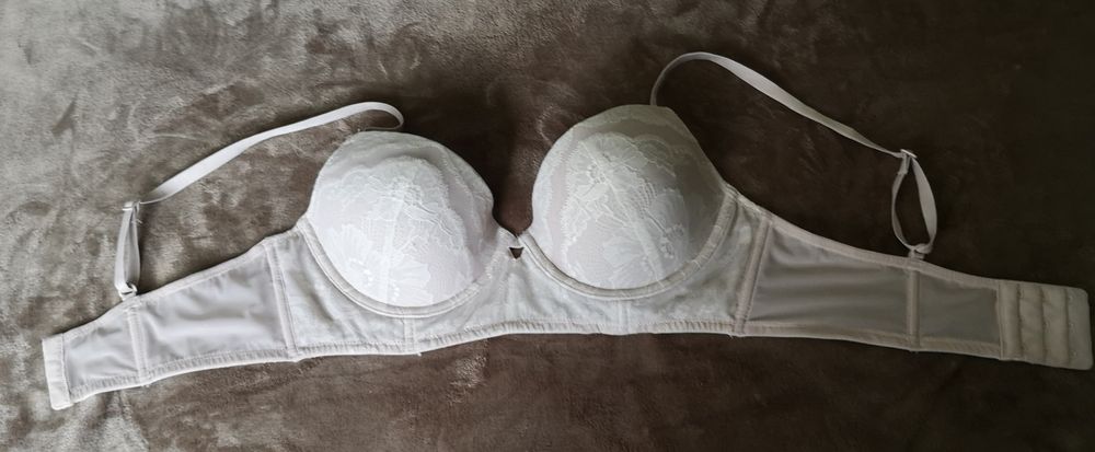 Śliczny biustonosz Calvina Kleina 80B