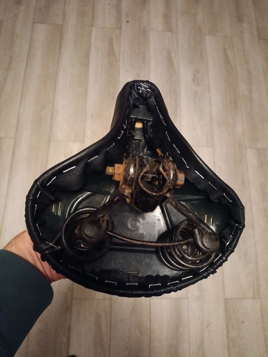 Велосипедное седло на пружинах, Обшито натуральной кожей