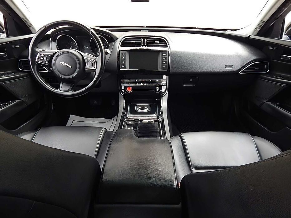 Jaguar XE 25t      2018