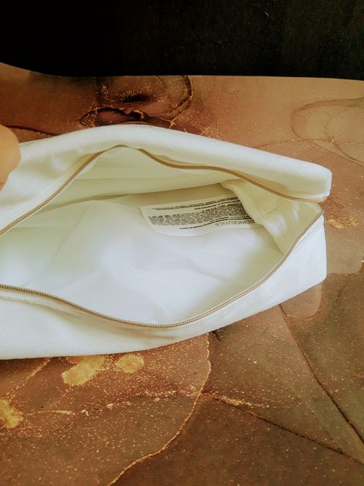 Biała kosmetyczka Isdin cosmetics