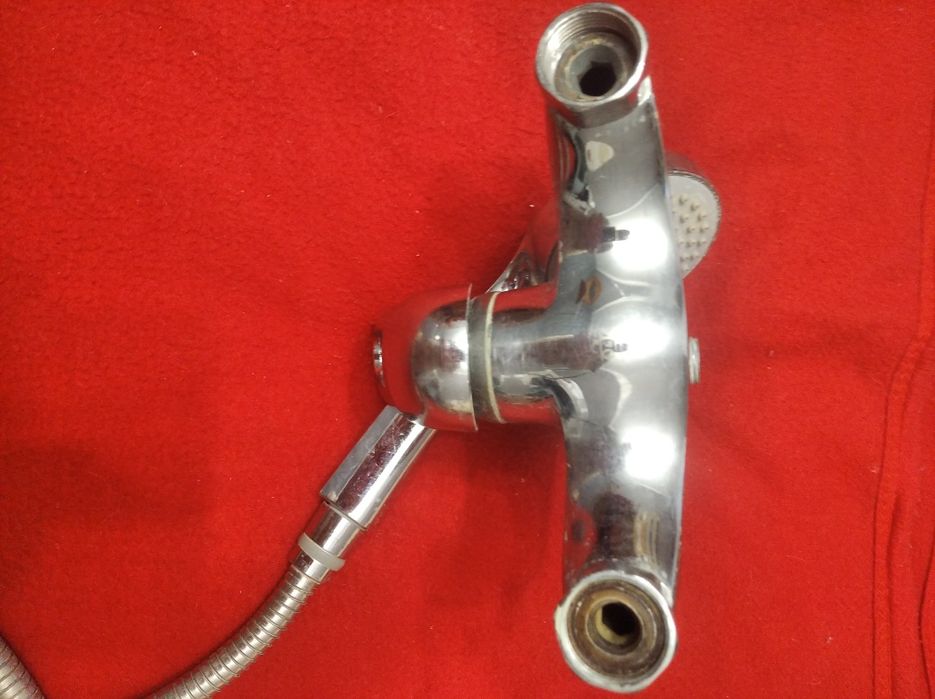 Смеситель для ванны.