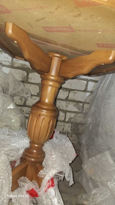 отличный кухонный стол, очень удобный почти не пользовались