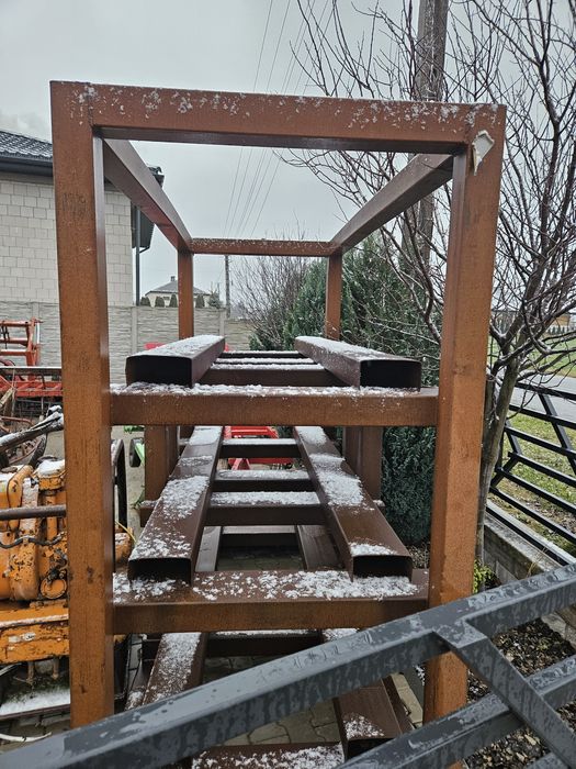 Regał metalowy na ciężkie przedmioty