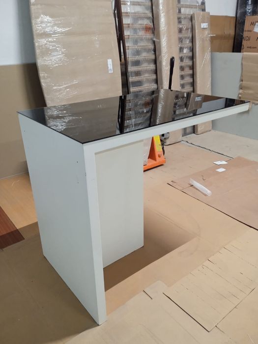 Balcão branco com tampo vidro em preto