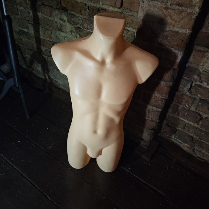 Profesjonalny Manekin Ekspozycyjny – Męski Tors – Doskonała Prezentacj