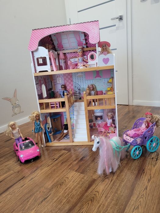 Drewniany domek dla lalek