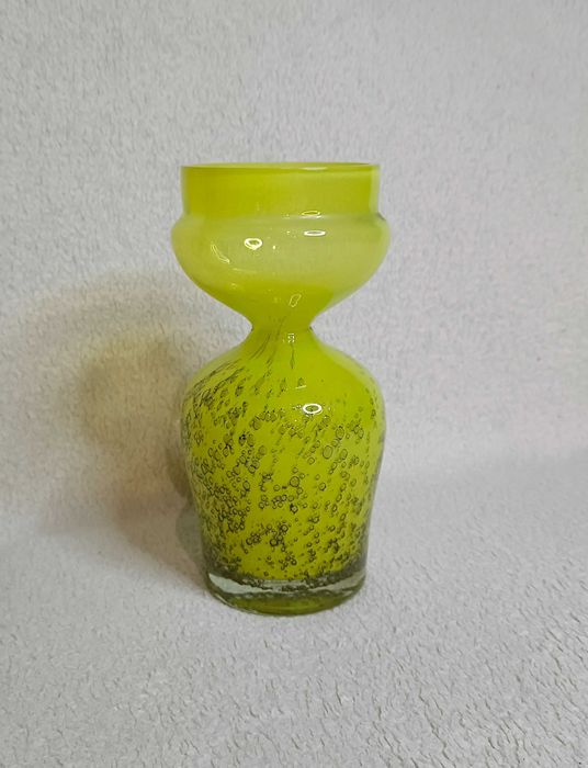 Dekoracyjny żółty wazon