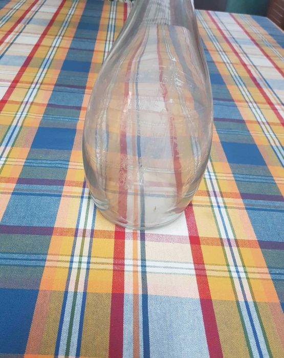 Decantador em cristal com desenhos em relevo anos 70