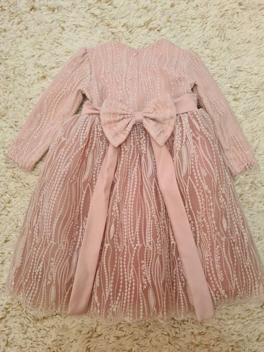 Продам святкове плаття дитяче в ідеальному стані.