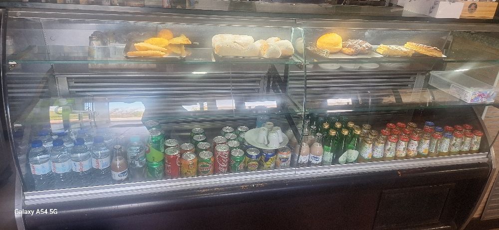 Balcao/vitrine  avariada para despachar,da para restaurar  arranjar