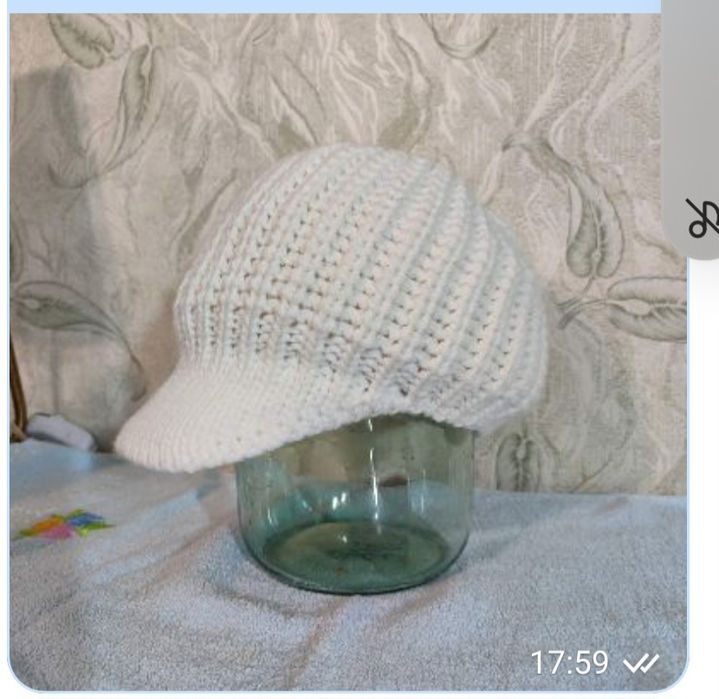Жіноча шапка з козирком