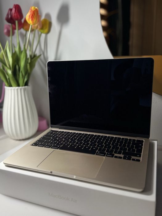 Apple MacBook Air 13" , 8-rdzeniowy procesor M3 (GPU 8 rdzeni), RAM 16 GB, dysk 256 GB