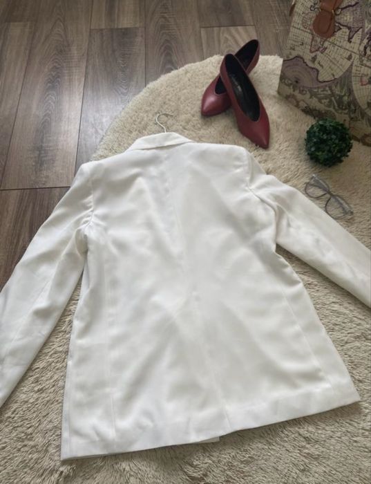 Піджак класичний на ґудзиках двобортний білий