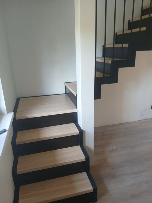 Schody metalowe drewniane balustrady