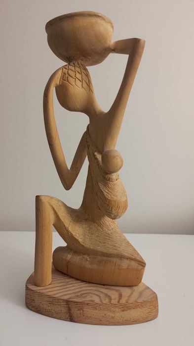 Escultura artesanal em madeira - Mulher ajoelhada com criança (Angola)