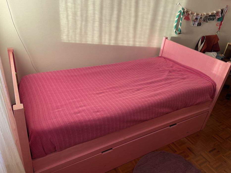 Cama de criança em madeira maciça com gavetãoe e colchao molaflex