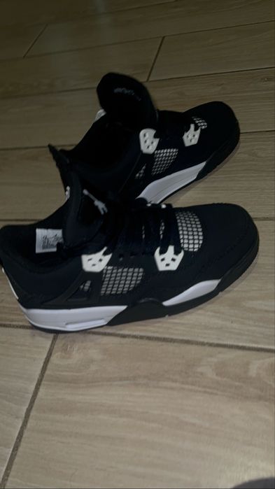 кросси Nike Jordan 4. Найк Джордан чорно білі кросси