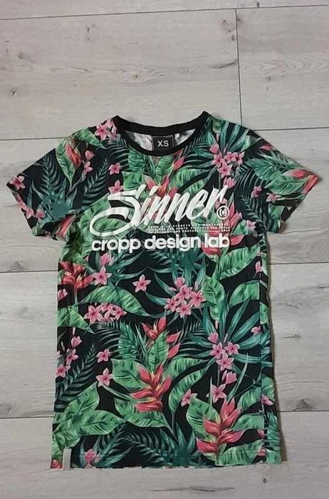 Tshirt męski z krótkim rękawem w motywy roślinne.Cropp
