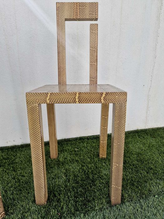 Conjunto de mesa e cadeira de madeira e pele da marca R&Y8 Augousti