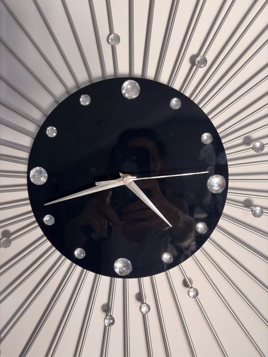 Zegar scienny z cyrkoniami . Tarcza koloru czarnego 70x70