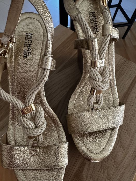 Sandały na koturnie