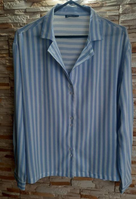 Рубашка в полоску.