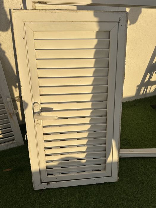 Portada para janela em alumínio branco com aro (55 larg x 100 alt)