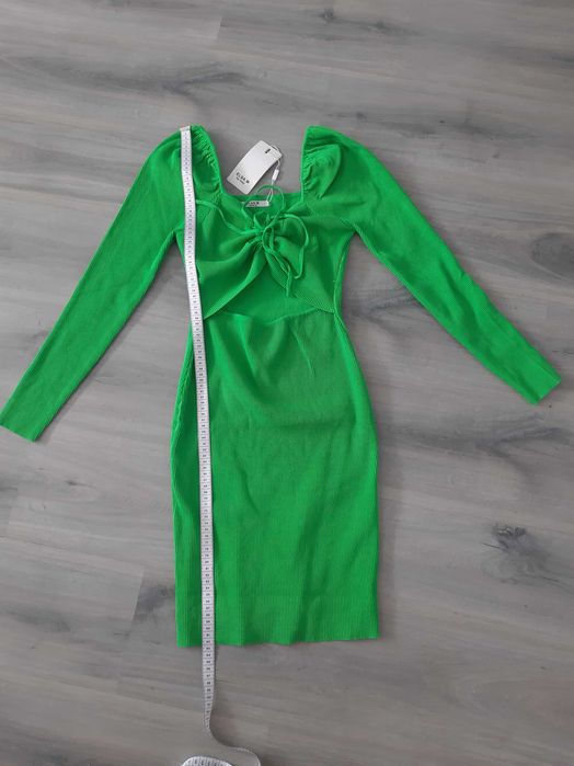 Nowa, dopasowana, zielona sukienka