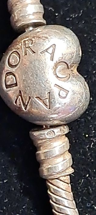 Pulseira coração Pandora em prata.