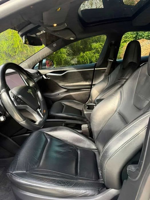 Tesla Model S P85D      2015