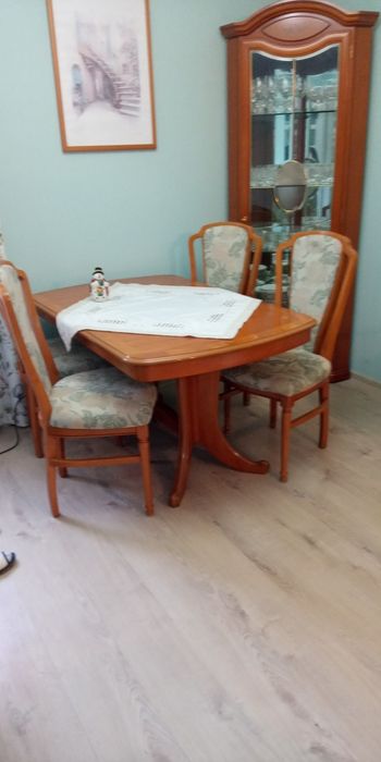 Stół z krzesłami