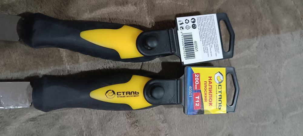 Ключ трещётка с торцевыми головками и другой ручной инструмент.