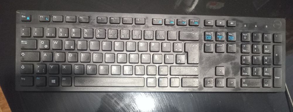 Це чорна провідна клавіатура Dell KB216, яка має повнорозмірний дизайн із цифровим блоком