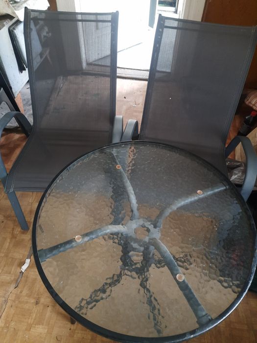 Zestaw mebli ogrodowych  2 krzesła stół plus jedno dodatkowe krzeslo