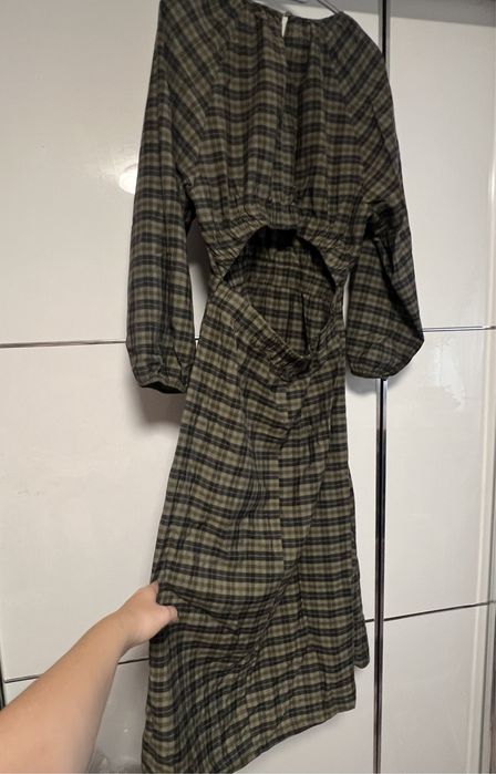 Khaki sukienka w czarna kratę długa do ziemi z wycięciem na plecach