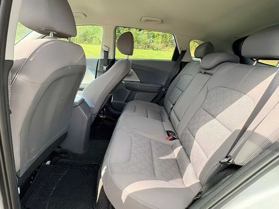 Kia Niro LX      2017