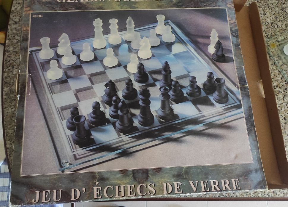 Xadrez , com peças de vidro baço e vidro transparente.