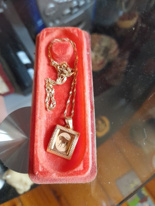 Złoty łańcuszek z zawieszką