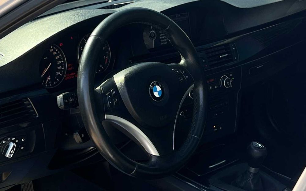 BMW 320 I 2009 року