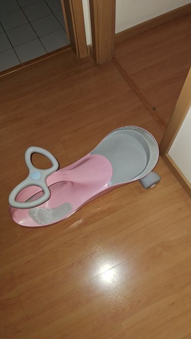 Trotineta criança e adulto dá luz rodas