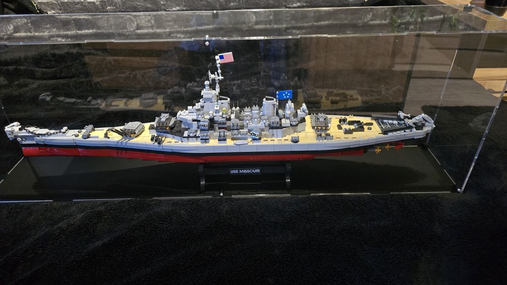 Klocki typu LEGO (Złożone) - USS Missouri w gablocie!