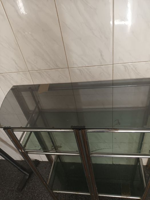 Aparador em Inox e vidro
