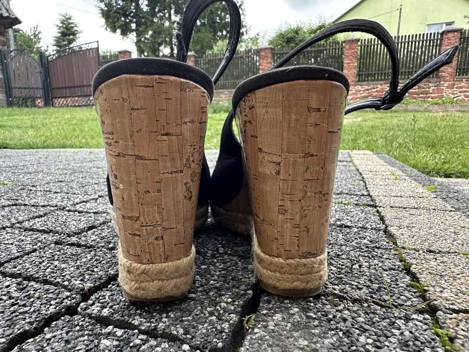 Buty na koturnie